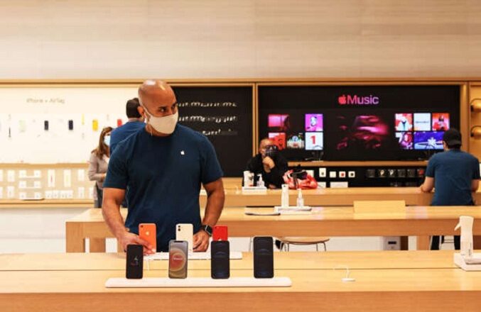 Apple cierra al público sus tiendas en Nueva York ante el alza de casos de covid