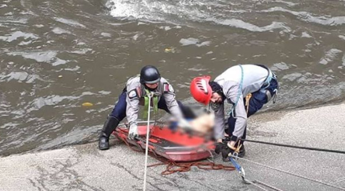 Encuentran cadáver con múltiples puñaladas en el río Guaire