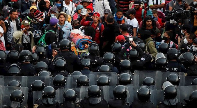 Caravana migrante llega a Basílica Guadalupe tras enfrentamiento con policía
