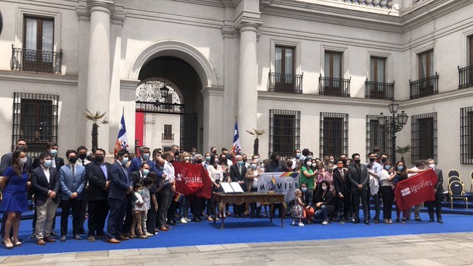 Presidente de Chile promulga la ley del matrimonio gay