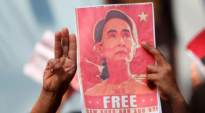 Birmania: Junta militar reduce a dos años la pena de prisión de Suu Kyi