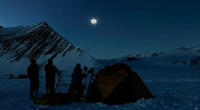 Imágenes del eclipse solar total visto desde la Antártida