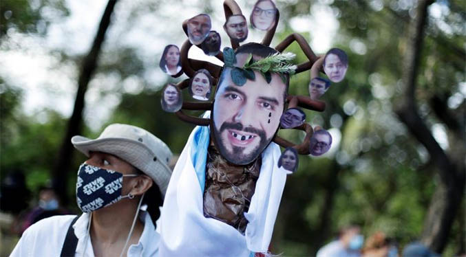 Salvadoreños protestaron nuevamente por «acciones dictatoriales» de Bukele