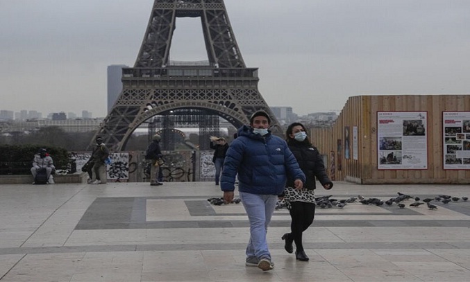 Francia impuso uso obligatorio de mascarilla en calles de París