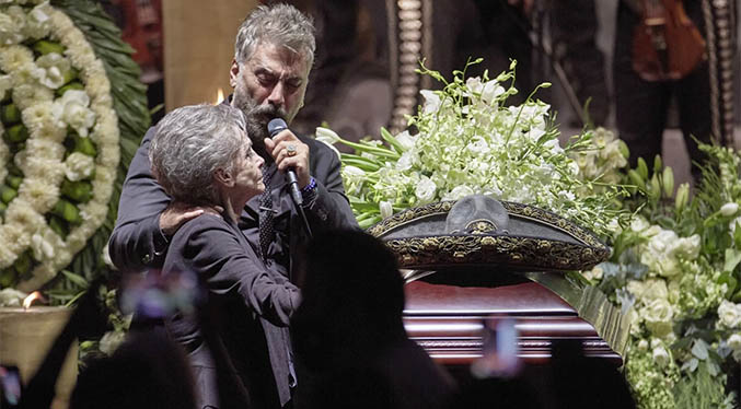 Vicente Fernández es despedido con una gran serenata al pie de la imagen de la Virgen de Guadalupe (Fotos)