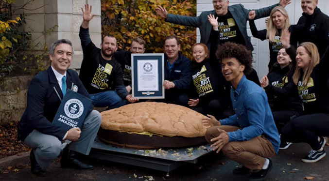 Compañía de Irlanda del Norte cocina la hamburguesa vegana más grande del mundo
