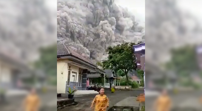 El volcán Semeru de Indonesia entra en erupción y arroja una enorme nube de ceniza (Videos)