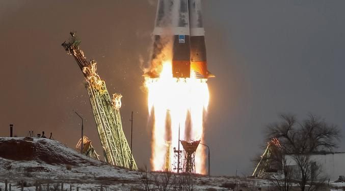 Rusia vuelve al turismo espacial lanzando a un multimillonario japonés a la EEI