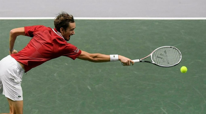 Medvedev impulsa a Rusia a semifinales de la Copa Davis