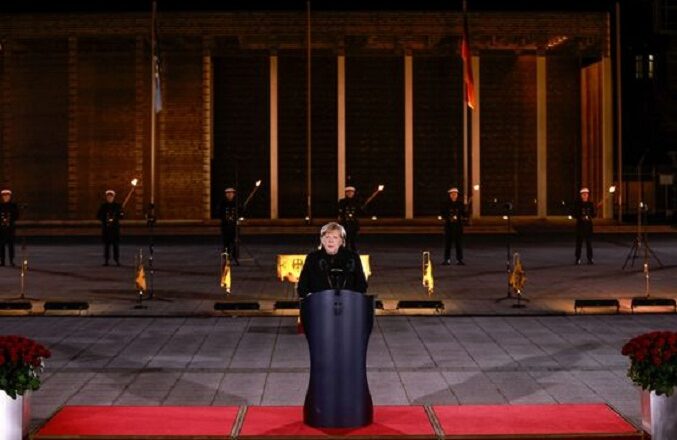 El adiós de Merkel tras 16 años en el poder con rosas rojas y Nina Hagen