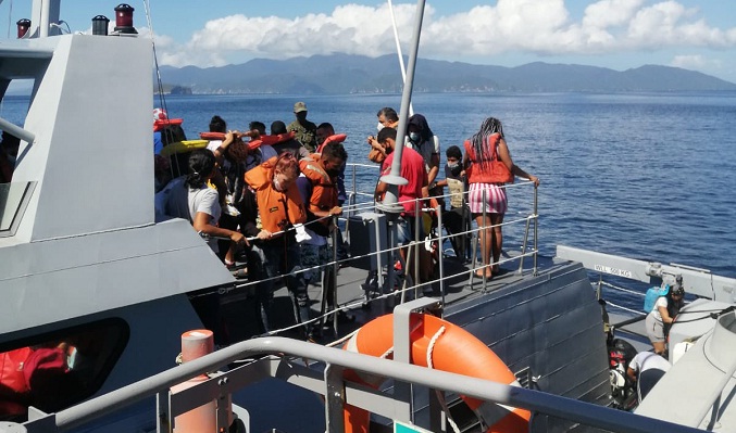 Autoridades venezolanas y trinitarias realizan trasbordo marítimo de migrantes