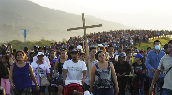 EEUU restablece medida que obliga a migrantes a esperar en México