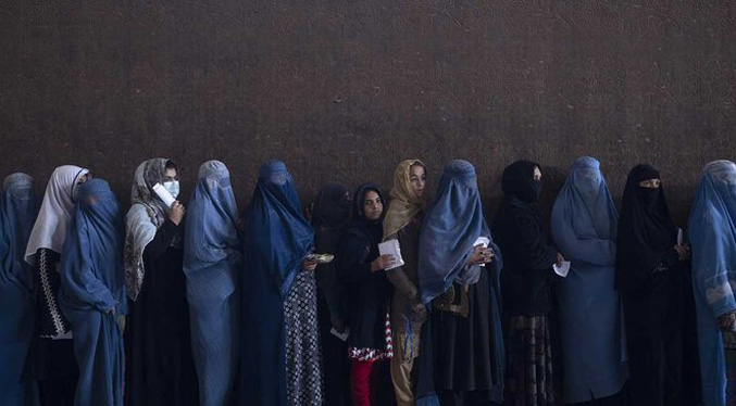 Régimen talibán afgano impone más medidas prohibitivas a las mujeres