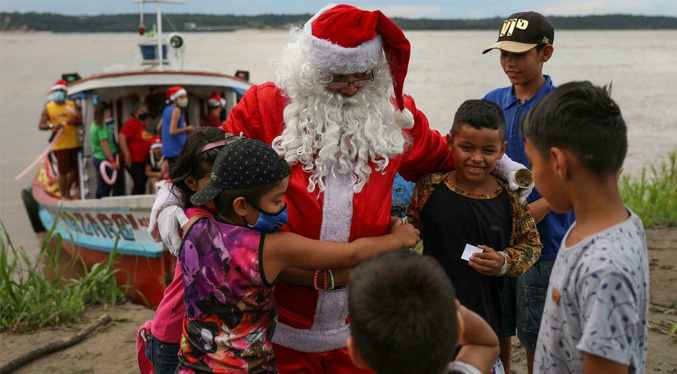 En la Amazonia de Brasil un Papá Noel distribuye regalos en lancha