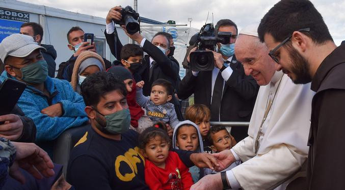El Papa desde Lesbos pide evitar el «naufragio de la civilización»