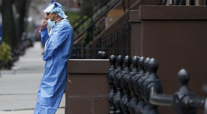 Ómicron, un nuevo golpe al agotado personal de primera línea