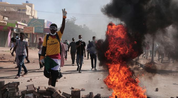 Confirman cuatro muertos y 300 heridos en protestas contra la cúpula militar golpista en Sudán