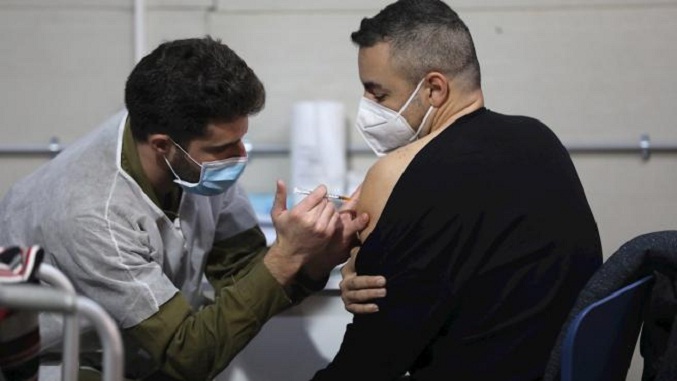 Israel apuesta por la cuarta dosis para hacer frente a ómicron