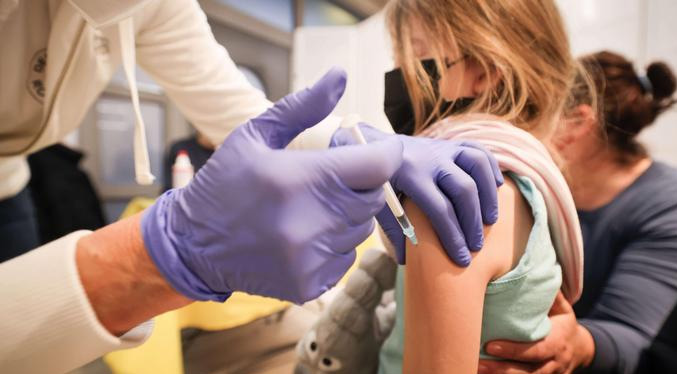 Comité de EE.UU. sugiere priorizar vacunas Pfizer y Moderna sobre J&J