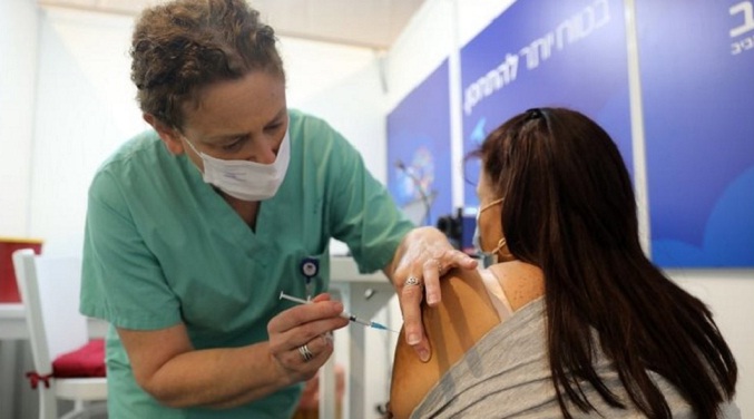 México inicia vacunación de refuerzo anticovid a médicos