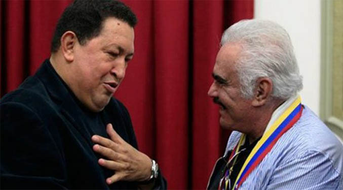 El día en que Hugo Chávez condecoró a Vicente Fernández (Video)