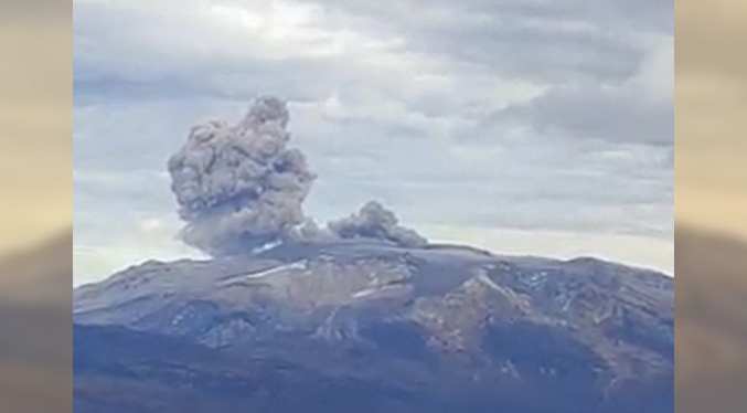 Fumarola en el volcán Nevado del Ruiz ocasiona retrasos en vuelos nacionales
