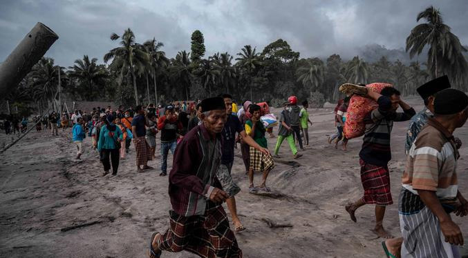 Elevan a 22 los muertos por erupción de volcán Semeru en Indonesia