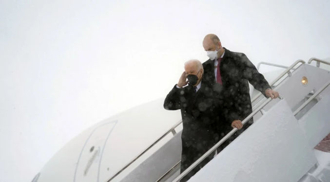 Avión presidencial de Biden queda atrapado por tormenta de nieve (Video)