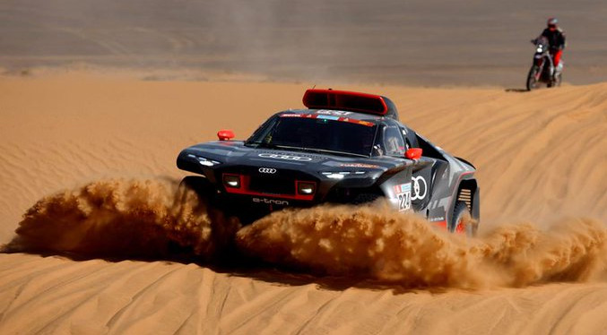 Audi domina la etapa de autos en el Dakar y lucha apretada en la general de motos