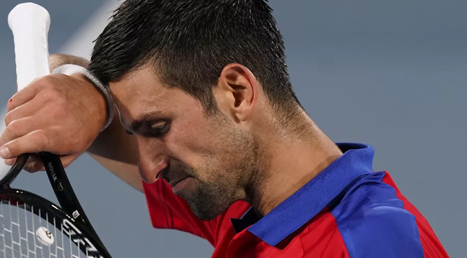 Djokovic admite errores en la tramitación de los papeles de viaje hacia Australia