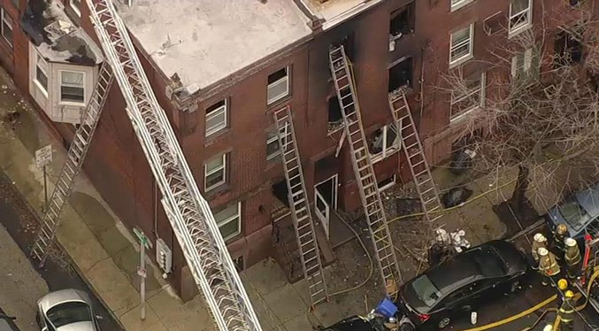 Incendio en edificio de Filadelfia deja 13 muertos, 7 de ellos niños (Video)