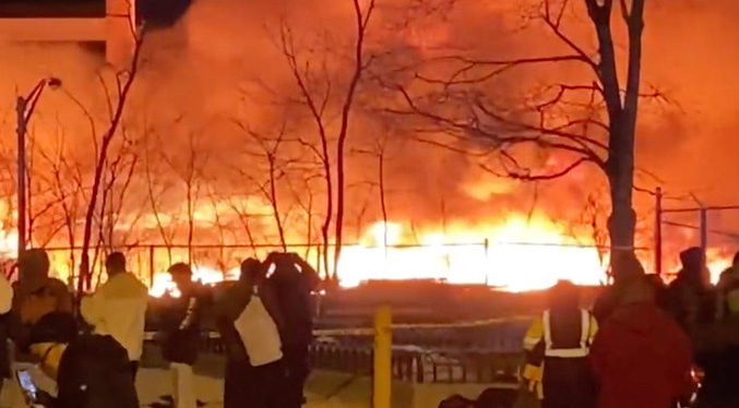 Una planta química arde en Nueva Jersey (EEUU) desde el viernes