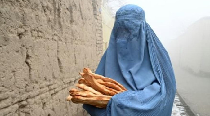 Profesor universitario encabeza campaña para repartir pan en Kabul