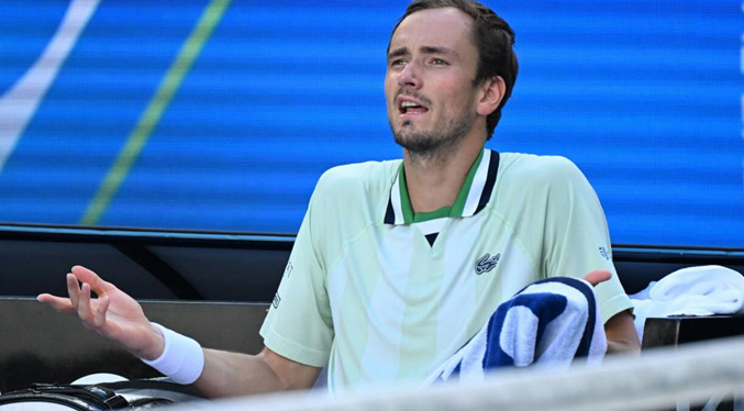 Abuchean a Medvedev por hablar de Djokovic en el Abierto de Australia