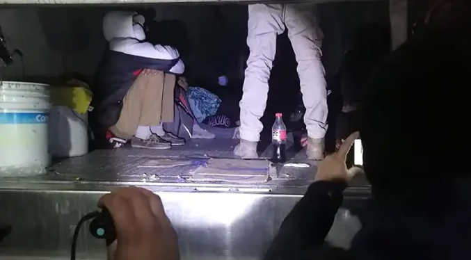 Autoridades mexicanas interceptaron a 65 migrantes hacinados en un tráiler