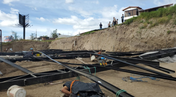 Fallecen dos obreros venezolanos al caer una estructura en Quito (Video)