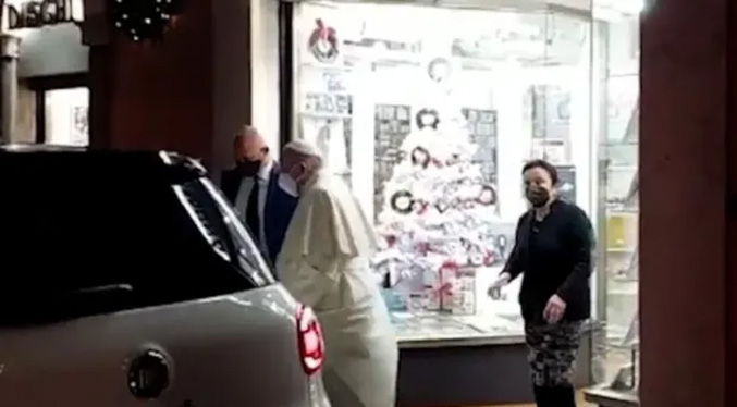 El Papa sale sorpresivamente del Vaticano para ir a una tienda de discos