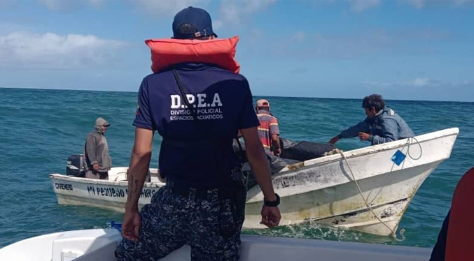 Rescatan cuatro tripulantes de embarcación pesquera en Miranda