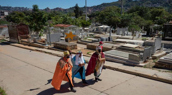 Los Reyes Magos atravesaron un cementerio en Caracas para llevar alegría a los niños