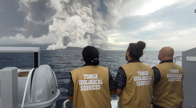 La ceniza complica ayuda a Tonga, disminuye riesgo de tsunami