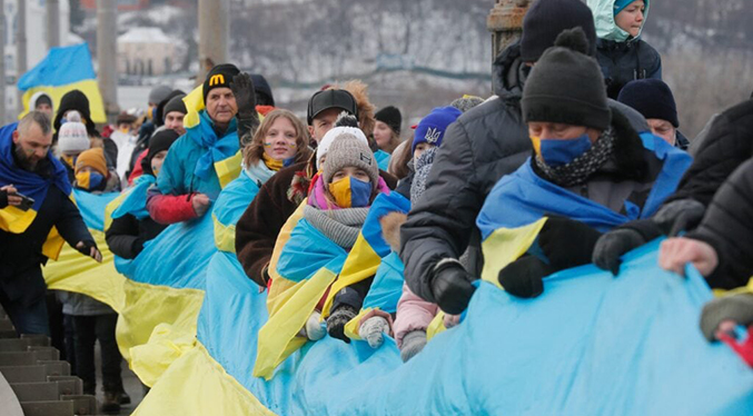 Cadena humana en Kiev pide fin de escalada bélica con Rusia