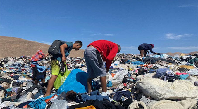 Venezolanos recogen prendas en el «basural de ropa» del desierto de Atacama