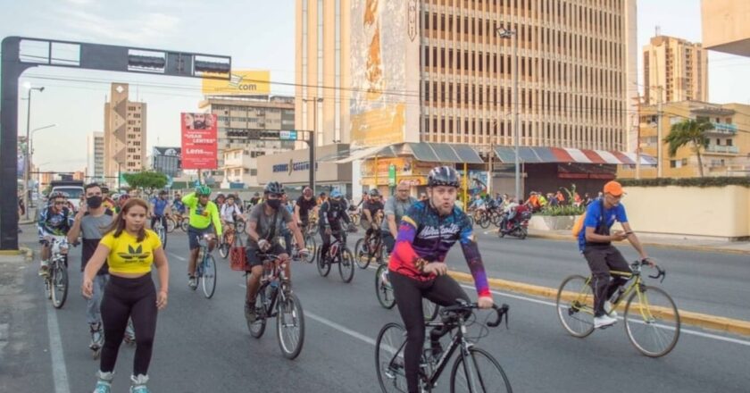 Recorrerán en bicicletas y patines la avenida 5 de Julio para celebrar el Día de Reyes