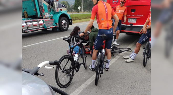 Ciclista Egan Bernal ileso tras accidente en Colombia