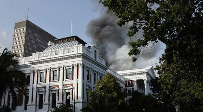 Sudáfrica: Reportan incendio en sede del Parlamento