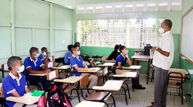 Autoridades dominicanas evalúan reinicio de clases por aumento de casos de COVID-19