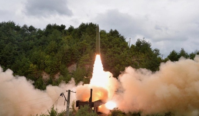 Corea del Norte dice que volvió a lanzar sus últimos misiles desde un tren