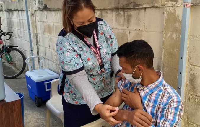 Vacunan contra el COVID-19 a 279 personas en la Fundación Anticancerosa de Ciudad Ojeda