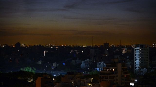 Al menos 100 mil personas de Buenos Aires y alrededores sufren cortes de luz