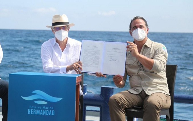 Ecuador inaugura una reserva en Galápagos y sella la mayor área marina protegida